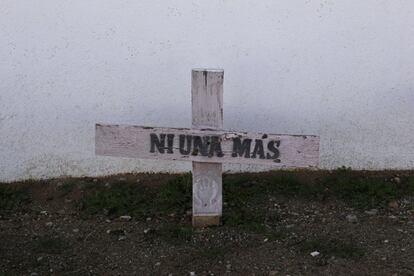 Una de las cruces que se encuentran en el parque memorial erigido en el lugar donde se encontraron ocho mujeres asesinados y arrojados en un campo algodonero en 2001.