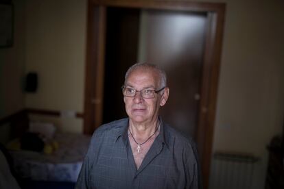 Juan Martínez, de 77 años, en su casa de Barcelona tras sufrir un ictus el pasado 23 de marzo