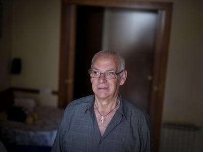 Juan Martínez, de 77 años, en su casa de Barcelona tras sufrir un ictus el pasado 23 de marzo