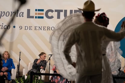 Jill Biden y Beatriz Müller miran a los bailarines durante el "Fandango por la Lectura".