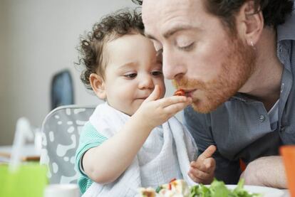 Un niño da de comer a su padre. 