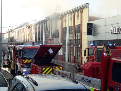 Bomberos en la zona del suceso en las discotecas de la zona comercial y de ocio de Las Atalayas de Murcia, este domingo.