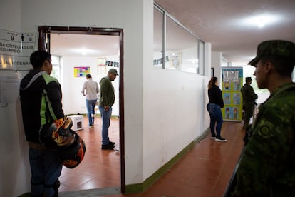 Votantes en la Unidad educativa 11 de frebrero, en el canton de Nayón, Ecuador.