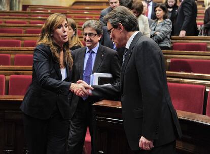 Artur Mas recibe la felicitación de la líder del Partido Popular en Cataluña, Alicia Sánchez Camacho.