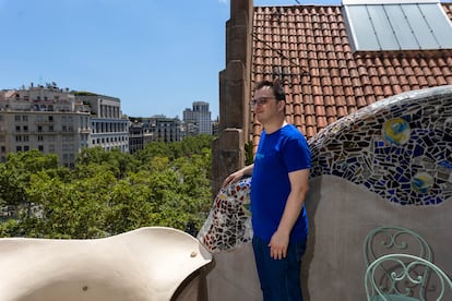 Joan Boter, una de las personas con autismo que trabaja en la Casa Batlló, en una de las terrazas del edificio.