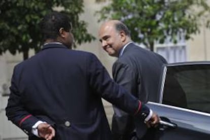 El ministro francés de Finanzas, Pierre Moscovici (dcha) sonríe a su llegada al al Palacio del Elíseo. EFE/Archivo