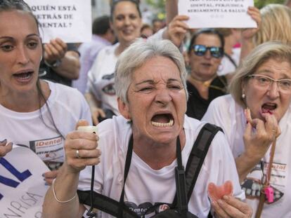Protesta de afectados por el cierre de clínicas de iDental, en Madrid.