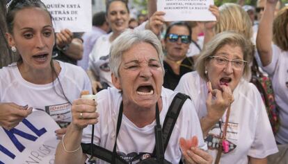 Protesta de afectados por el cierre de clínicas de iDental, en Madrid.