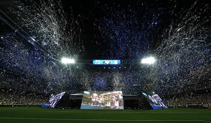 Pantallas de televisión gigantes en el estadio Santiago Bernabéu.