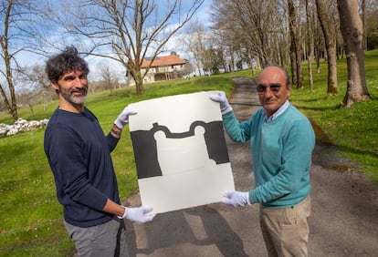 Mikel y Luis Chillida muestran 'Zubia', la última obra que ha representado a los premios Ortega y Gasset, el día 18 de marzo en el museo Chillida Leku.