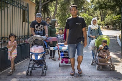 Familia del campo de refugiados de Sunión.