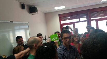 Protestas de Vox a la llegada de Pablo Iglesias al colegio electoral.