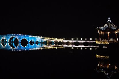 Vista nocturna de un puente iluminado en Zhouzhuang (China), el 18 de diciembre de 2018.