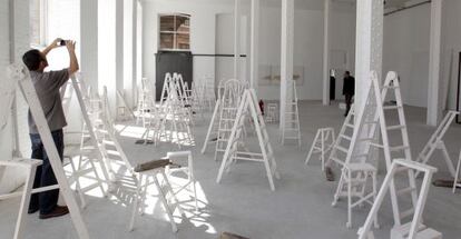 La sala de Fabra i Coats y, en primer término la instalación 'Deu mil hores'.