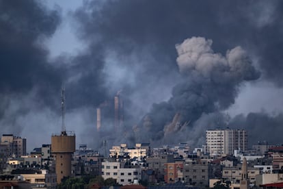 El humo se elevaba el miércoles tras un ataque aéreo israelí en Gaza.