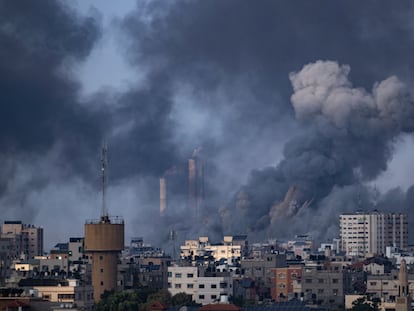 El humo se elevaba el miércoles tras un ataque aéreo israelí en Gaza.