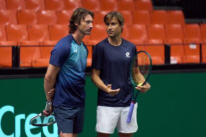 Juan Carlos Ferrer y David Ferrer, durante un entrenamiento. / ITF-GETTY