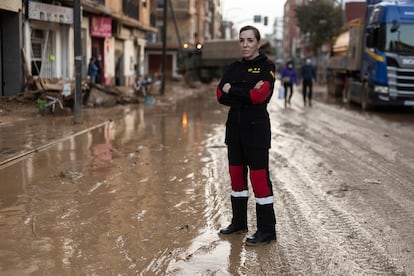 Pilar Bardera, teniente coronel psicóloga del cuartel general de la Unidad Militar de Emergencias (UME) fotografiada en una calle anegada de Massanassa, el lunes.