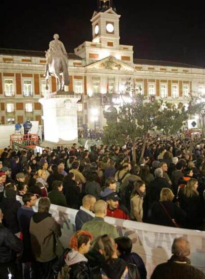 Participantes en la concentración de protesta que se desarrolló ayer en la Puerta del Sol en repulsa por el apuñalamiento de un chico antifascista.