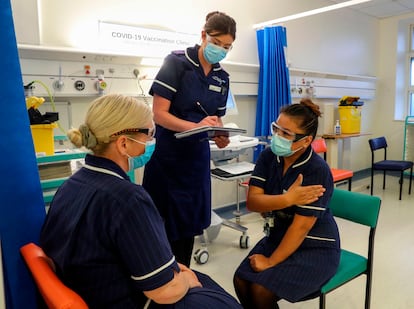 Varias enfermeras ensayan la distribución de la vacuna en el Hospital Universitario de Coventry (Reino Unido).