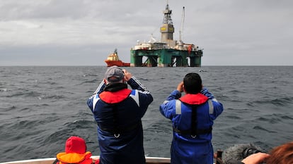 Plataforma Ocean Ultra Leiv Eiriksson que explora el subsuelo en busca de petróleo cerca de Puerto Stanley, Islas Malvinas.