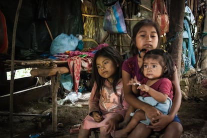 Las condiciones de la vivienda de madera de la familia de Juana López, que comparten con su gallina, con suelo de tierra y la cocina —un montón de leña en el suelo— en el interior, tampoco ayudan a mejorar la situación nutricional de los niños. La falta de higiene y el humo del fuego, propician las enfermedades infecciosas y respiratorias. La falta de agua, tanto para beber como para el aseo personal y la limpieza de ropa y enseres, también es sinónimo de enfermedades. Su retrete es un hoyo en la tierra, sucio, pero que al menos está en el exterior de la casa.