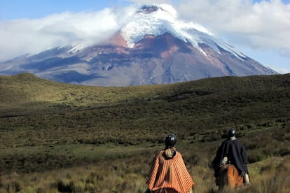 El volcán Cotopaxi, de 5.897 metros, se encuentra en el parque nacional homónimo, en la llamada Avenida de los Volcanes, al norte de Ecuador.