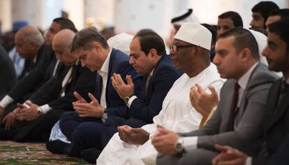 El presidente egipcio, Abdelfatá al Sisi, durante el rezo este viernes en una mezquita de Abu Dhabi.