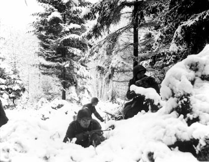 Soldados estadounidenses entre la nieve durante la batalla de las Ardenas, en diciembre de 1944