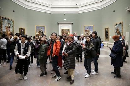 The most ambitious expansion project was carried out between 2001 and 2007, when the architect Rafael Moneo designed an annex to the original building. In the image, a group of foreign tourists visit the Prado.