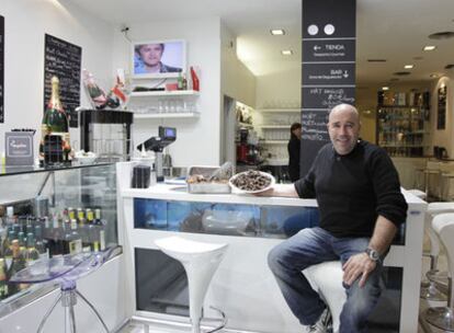 José Pereira, en la barra del Restaurante-tienda Marinamar, en Gijón