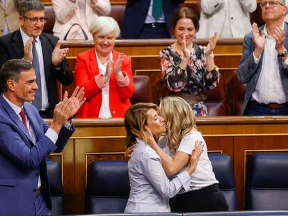 El presidente del Gobierno, Pedro Sánchez (i), junto a la ministra de Transportes, Raquel Sánchez (c), y la vicepresidenta segunda, Yolanda Díaz (d), se felicitan tras la aprobación del proyecto de Ley por el Derecho a la Vivienda.