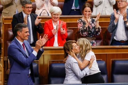 El presidente del Gobierno, Pedro Sánchez (i), junto a la ministra de Transportes, Raquel Sánchez (c), y la vicepresidenta segunda, Yolanda Díaz (d), se felicitan tras la aprobación del proyecto de Ley por el Derecho a la Vivienda.