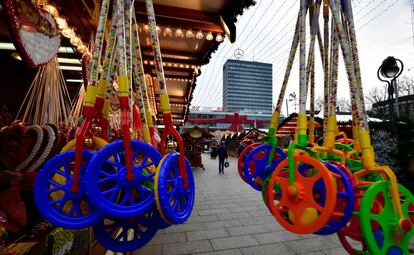 Juguetes en un puesto del mercado navideño en la plaza berlinesa Breitscheidplatz.