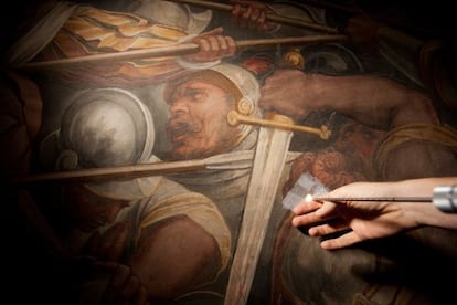 Una sonda endoscópica equipada con una microcámara penetra en la obra de Vasari en busca del cuadro de Da Vinci