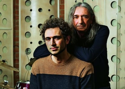 Rosendo y Rodrigo Mercado en el estudio de Carabanchel del primero.