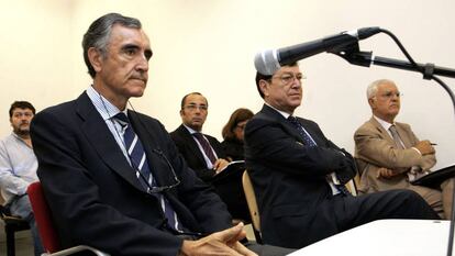 José María Castellano (en primer plano) declarando en un juicio relacionado con las cajas gallegas en 2012.