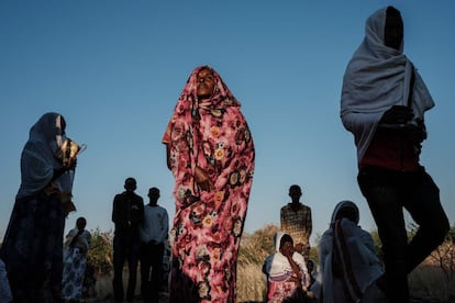 Refugiados etíopes durante una misa junto al campo de refugiados de Um Raquba en Gedaref (Sudán).