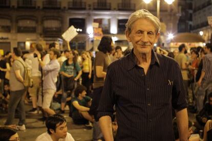 El director Basilio Martín Patino en la madrileña Puerta del Sol, ocupada por los miembros del movimiento 15M.