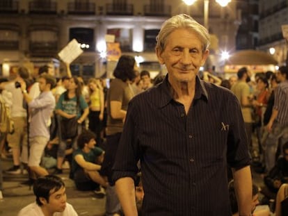 El director Basilio Martín Patino en la madrileña Puerta del Sol, ocupada por los miembros del movimiento 15M.