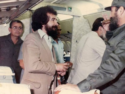 Fernando Morais e Fidel Castro rumo a Man&aacute;gua, em 1980.