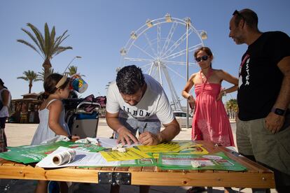 Recogida de firmas a contrarreloj en una playa de Sanlúcar.