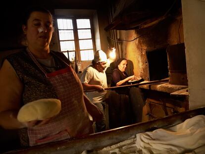 A la panader&iacute;a F&aacute;tima, en Tras-os-Montes, llegan clientes incluso de Oporto a comprar el pan cocido de forma artesanal. En la imagen, Maria Etelvina Cardoso (83 a&ntilde;os), Ant&oacute;nio (su hijo) y su nuera, los due&ntilde;os de la tahona.