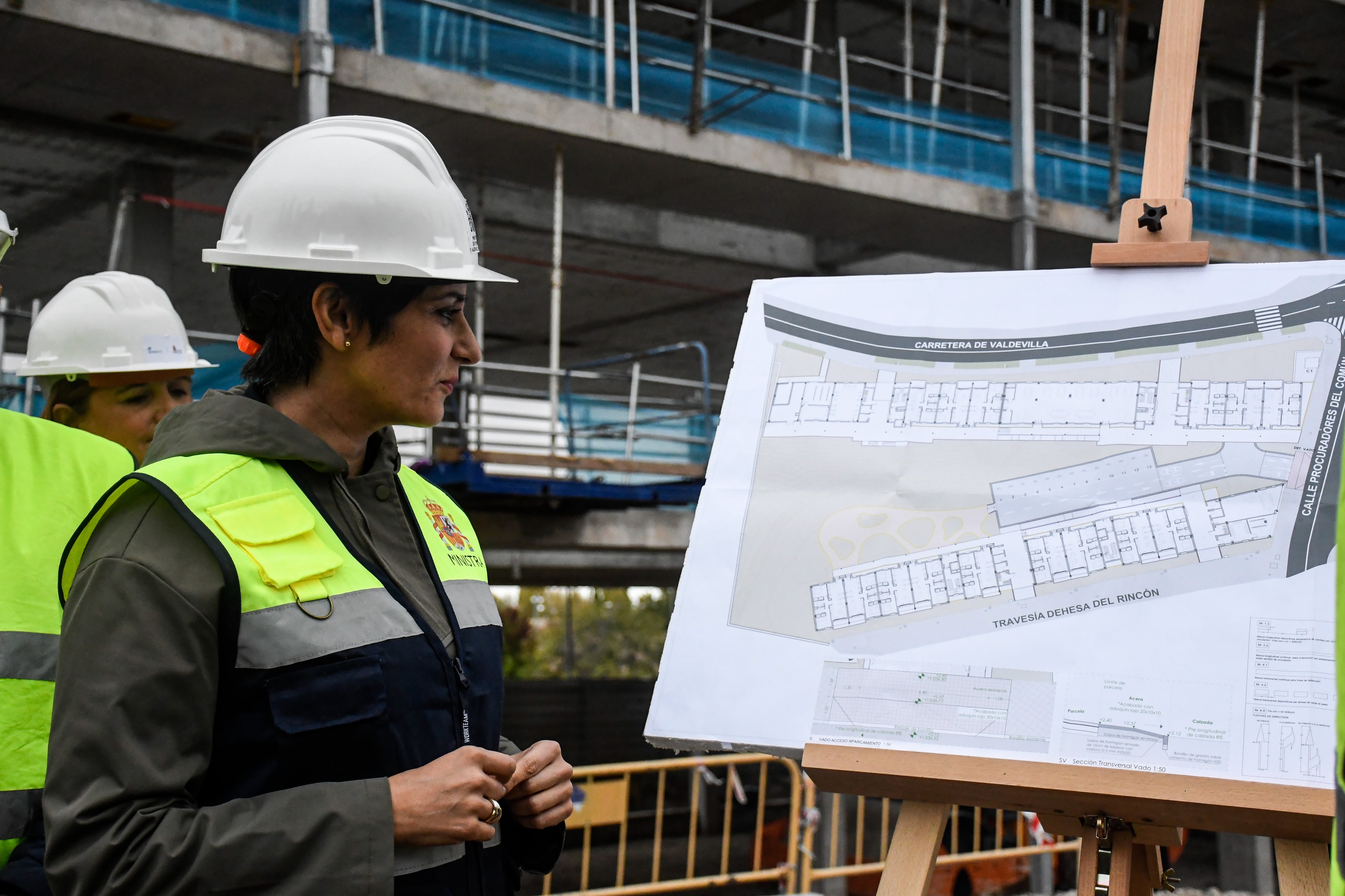 La ministra de Vivienda y Agenda Urbana, Isabel Rodríguez, durante una visita a una promoción de vivienda, el 22 de octubre, en Segovia.