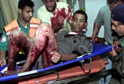 Enfermeros palestinos atienden a un herido en el campo de refugiados de Jan Yunes, en Gaza.