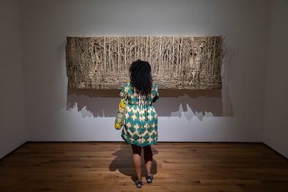Una visitante observa un bosque de cartón en la galería Mariane Ibrahim, el pasado 19 de mayo.