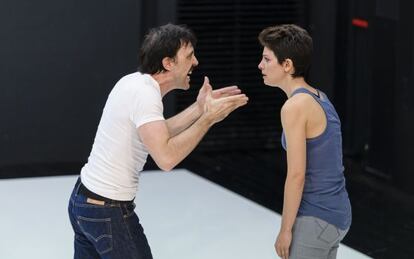 Israel Elejalde y Bárbara Lennie, en una escena de 'La clausura del amor'.