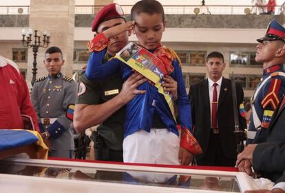 Un ni&ntilde;o, frente al ataud de Ch&aacute;vez.