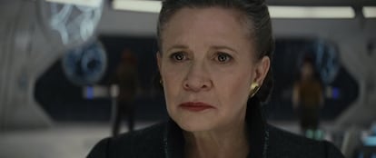 <b>Éxitos</b>: Carrie Fisher hizo de sus fracasos, sus mayores éxitos creativos, como narraba en el maravilloso libro y monólogo 'Bendito alcoholismo' (en HBO). Los moños no dejaron ver durante mucho tiempo a una mente privilegiada y una comicidad preclara, así que escondió su talento como revisora de guiones para 'Hook', 'Sister Act', 'Crueldad intolerable', 'El último héroe americano', 'Arma Letal 3', 'Sr. y sra. Smith' y las precuelas de 'Star Wars', y adaptó la relación con su madre en 'Postales desde el filo', donde su amiga Meryl Streep abrazaba su locura. </p> <b>Fracasos</b>: Una infancia en el epicentro de Hollywood, con el compulsivo matrimonio formado por la actriz Debbie Reynolds y el cantante 'crooner' Eddie Fisher, marcó a Carrie Fisher para siempre, y la princesa Leia acabó por rematarlo. Alcohol, drogas y el diagnóstico de bipolaridad hicieron de su vida una complicación tras otra, incluso si se dejó ver en películas como 'Blues Brothers', 'Hannah y sus hermanas' o 'Cuando Harry encontró a Sally'. Los excesos le llevaron a una muerte prematura en 2016, a los 60 años, lo que hizo que no pudiera rodar 'El ascenso de Skywalker', donde su personaje de General Leia, alma de la película, ha sido integrado mediante material antiguo.