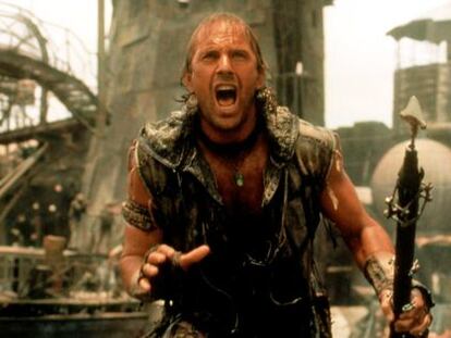 Kevin Costner, hinchado de ego, en una de las escenas de 'Waterworld'.